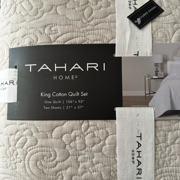 🎉LAST PIECE🎉TAHARI HOME Embroidered Floral Quilt Set - Picture 6 of 8